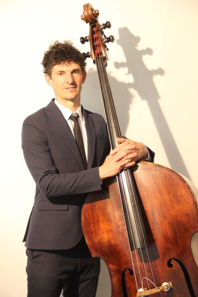 Baptiste Morel, Contrebassiste et fondateur de Sunny Side, spécialiste des groupe de musique pour l'évènementiel (mariage, entreprise)
