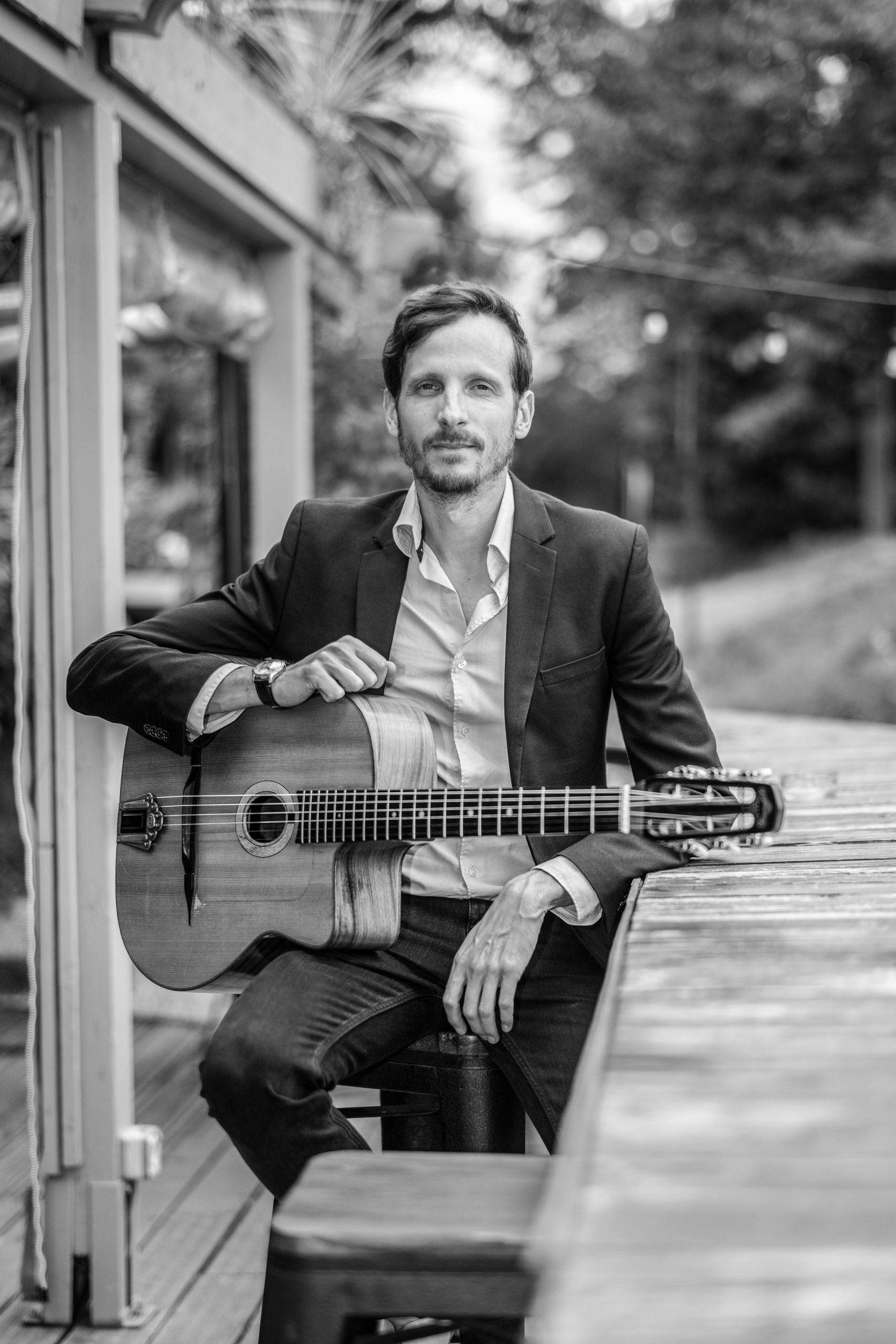 Benjamin Blackstone, guitariste de Sunny Side, spécialiste du jazz manouche, de la chanson française et anglaise, et de la pop.