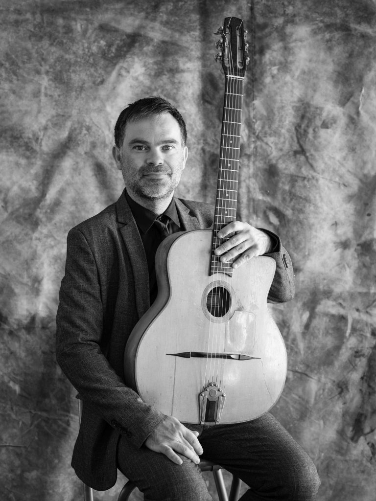 Etienne, guitariste de jazz manouche spécialisé dans l'évènementiel privé (mariage, entreprise)