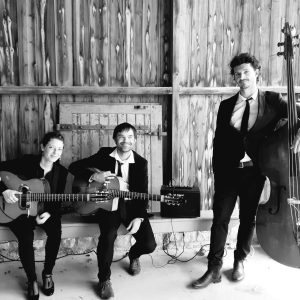 Trio Jazz manouche, 2 guitares contrebasse et chanteuse, lors d'un mariage en Seine et Marne