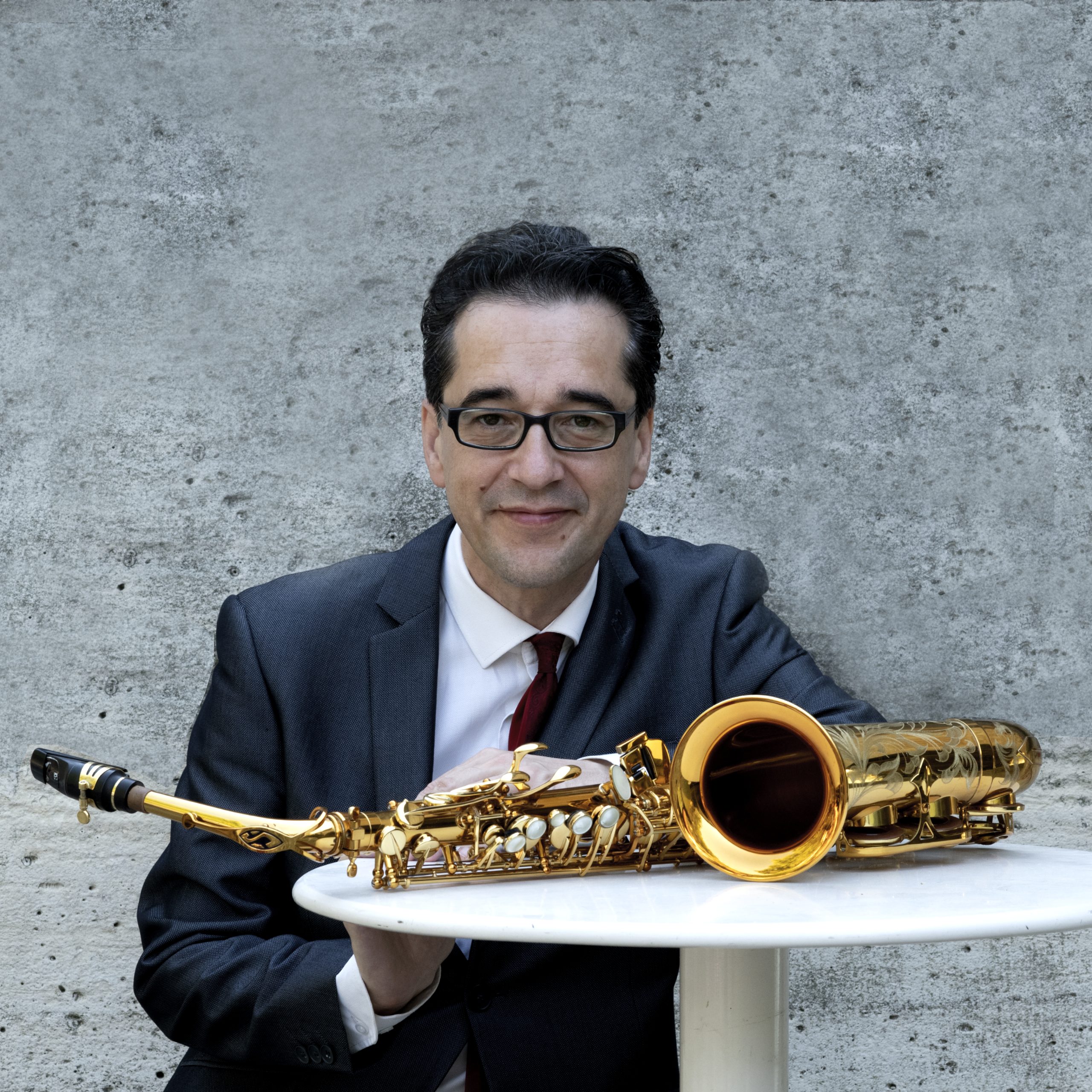 Esaie Cid, saxophoniste et clarinettiste de Sunny Side, avec une grande expérience dans l'évènementiel et l'animation de mariages
