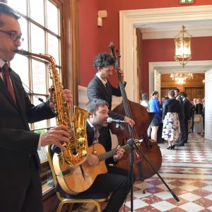 Trio jazz manouche, lors d'une animation musicale en entreprise