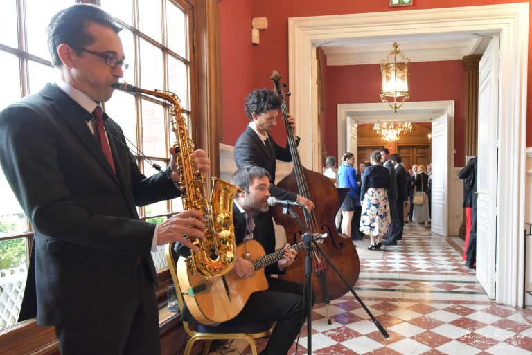 Trio jazz manouche, lors d'une animation musicale en entreprise